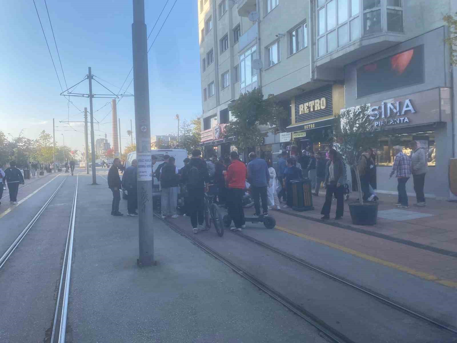 Eskişehir’de scooter ile araç çarpıştı: Çevredeki vatandaşlar yardıma koştu — görsel 5