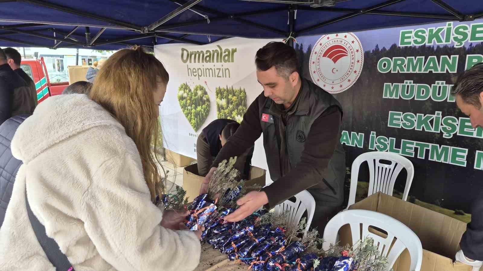 Eskişehir’de Cumhuriyet’in 103’üncü yılına özel bin 103 lavanta fidanı dağıtıldı — görsel 5