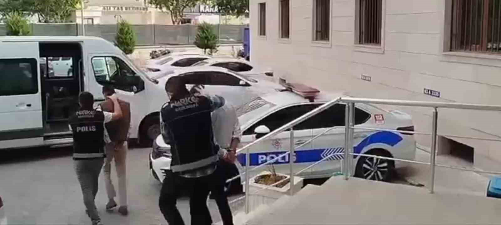 Şanlıurfa’da yolcu otobüsünde 16 kilo 400 gram skunk ele geçirildi — görsel 2