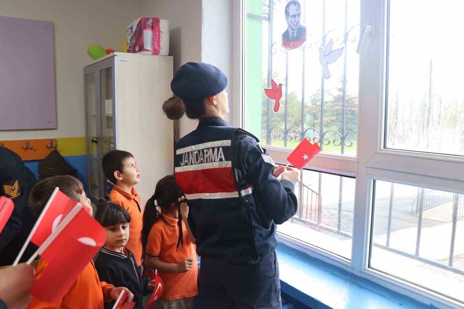 Jandarmadan ilkokula 29 Ekim sürprizi: Miniklerle sınıflar süslendi — görsel 3