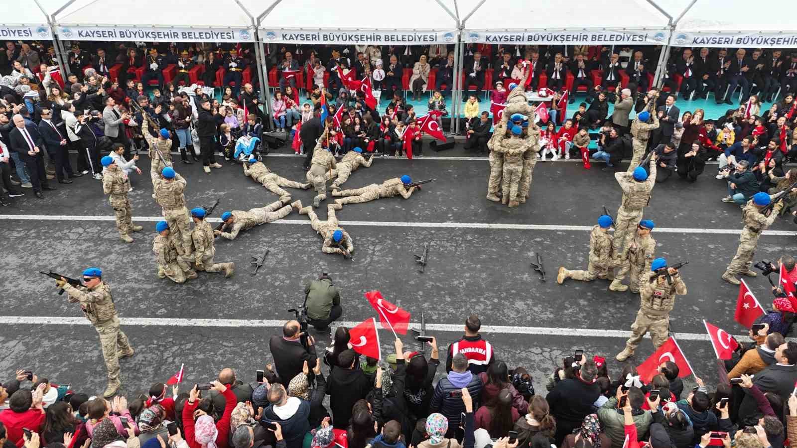 Komandoların gösterisi Cumhuriyet Bayramı kutlamalarına damga vurdu — görsel 1