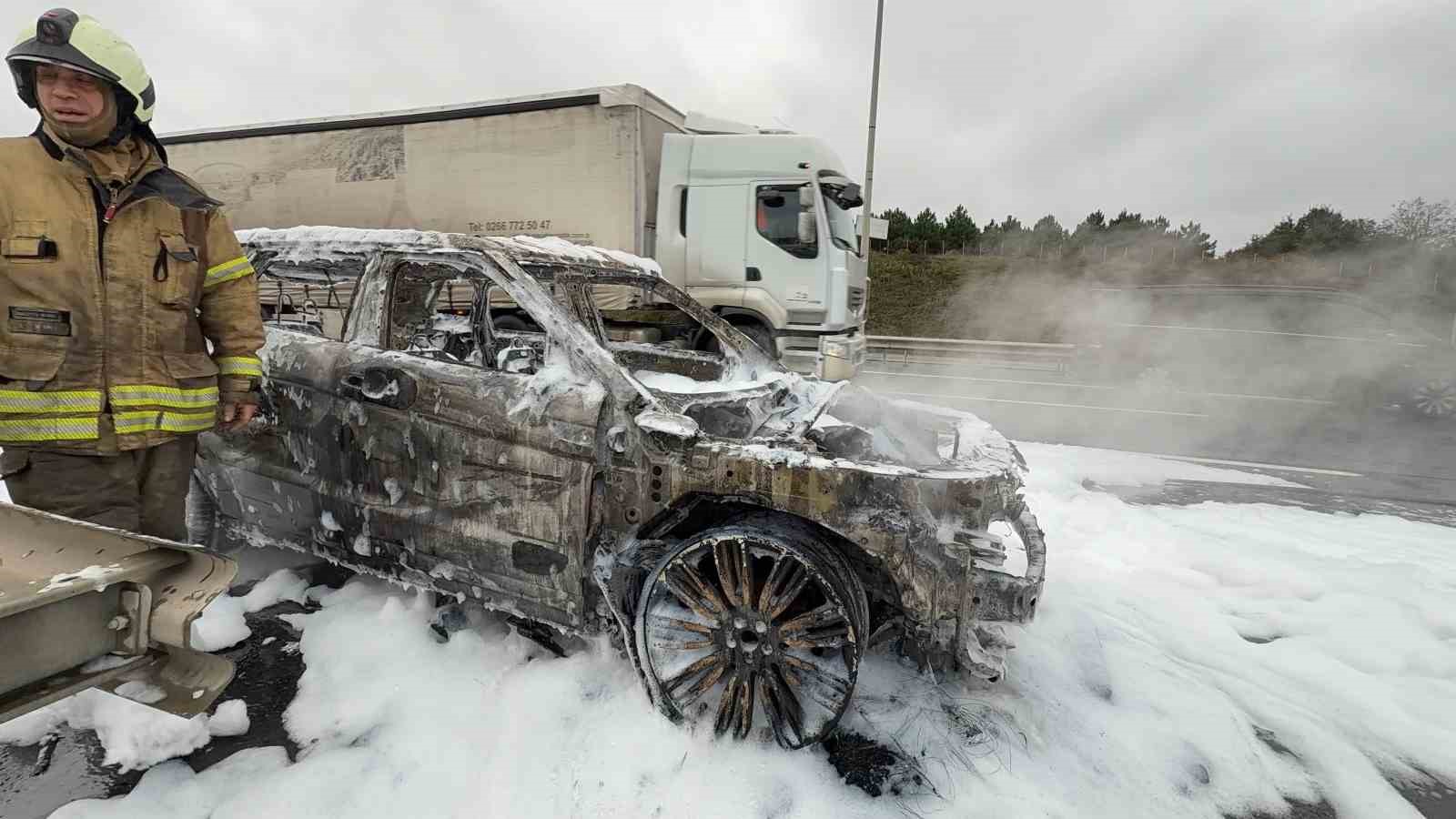 Havalimanı yolunda lüks otomobil alev topuna döndü — görsel 9