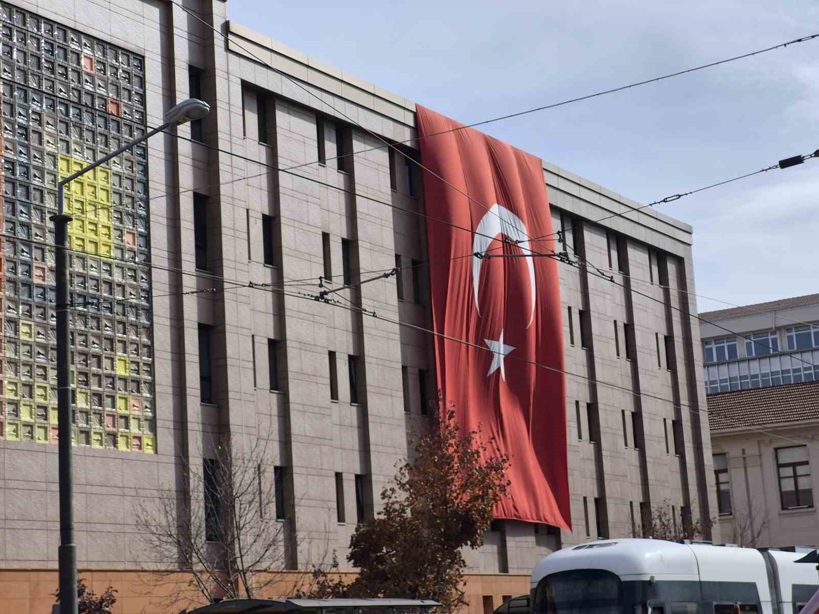 29 Ekim öncesi binalar dev Türk bayraklarıyla donatıldı — görsel 2