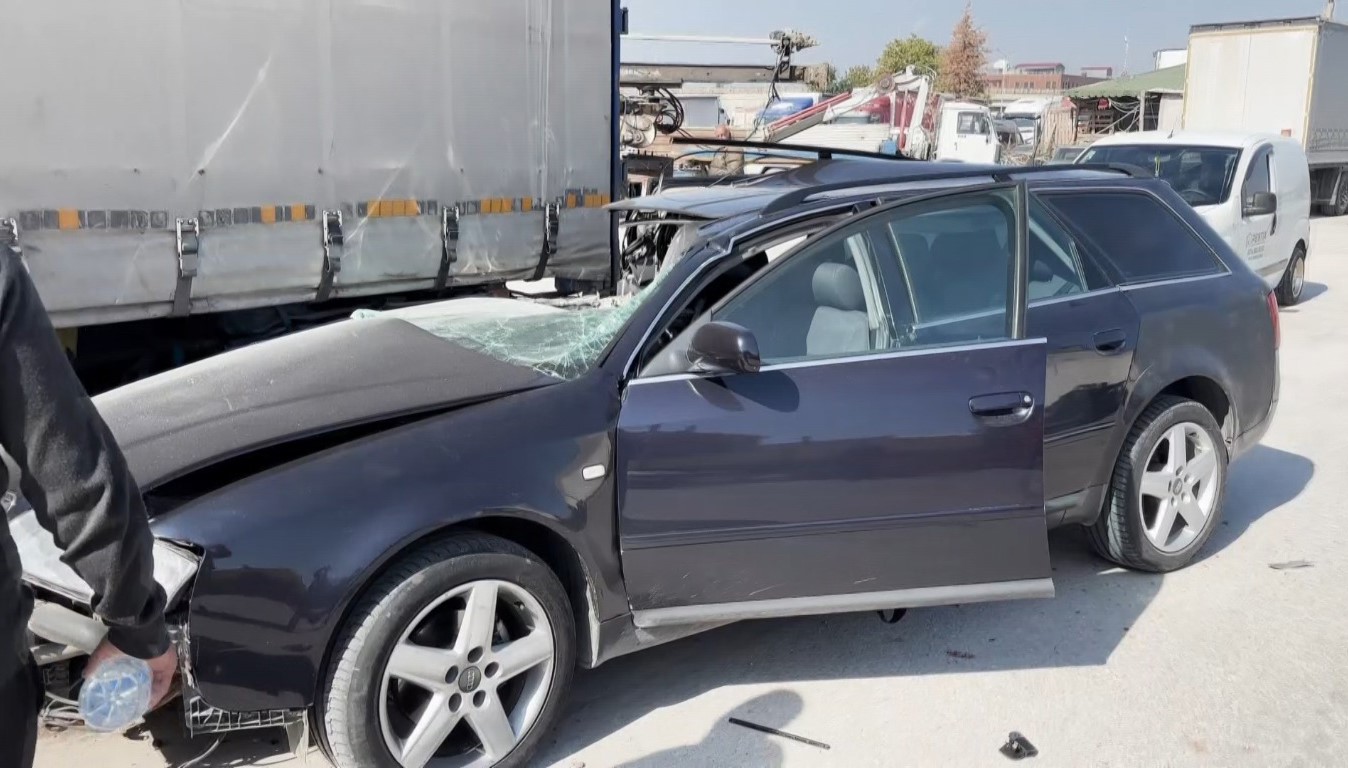 Kütahya’da otomobil tırın dorsesine saplandı: 1 yaralı — görsel 3