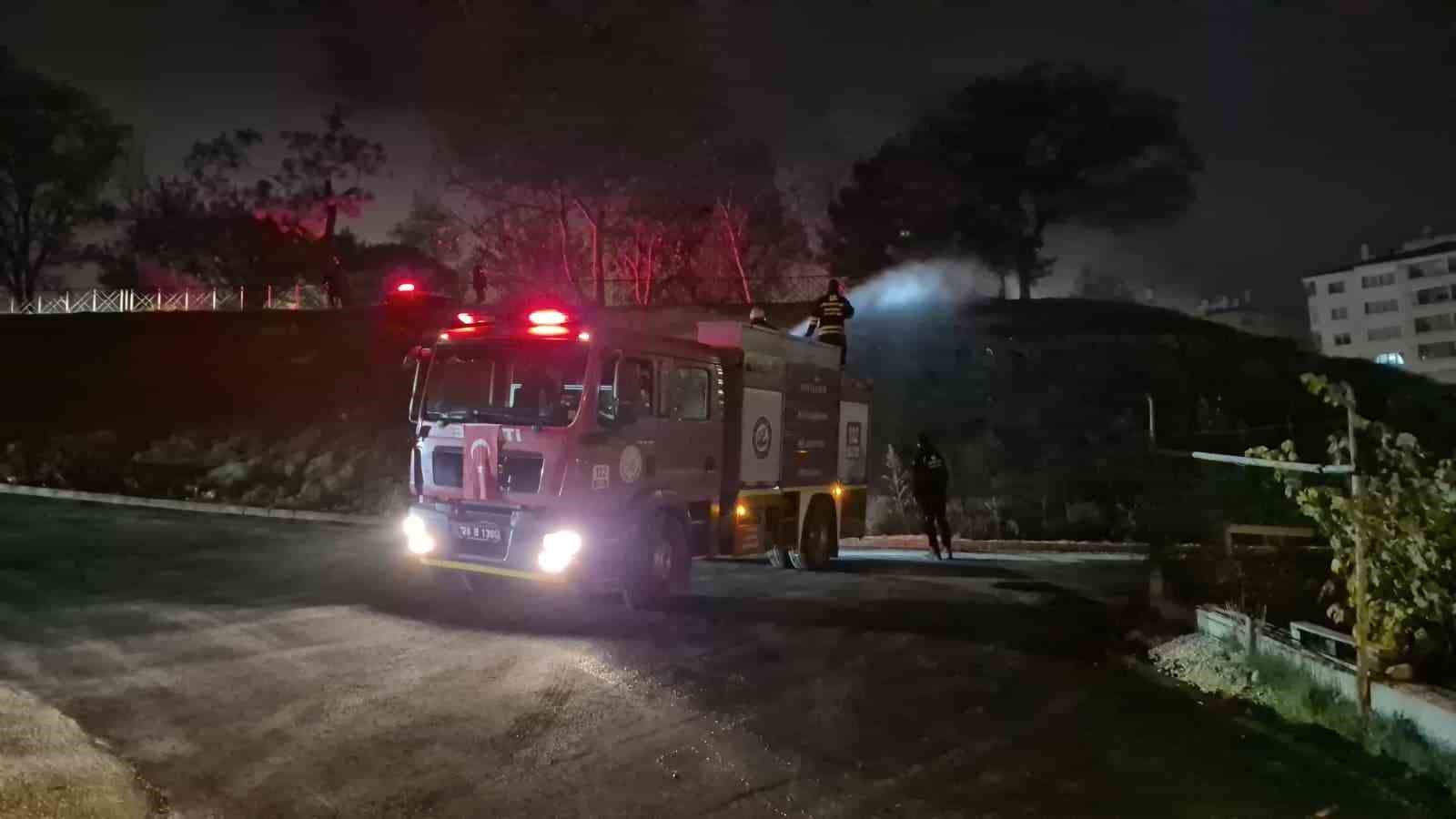 Gençler traktör lastiğini yakarak yangın çıkardı — görsel 3