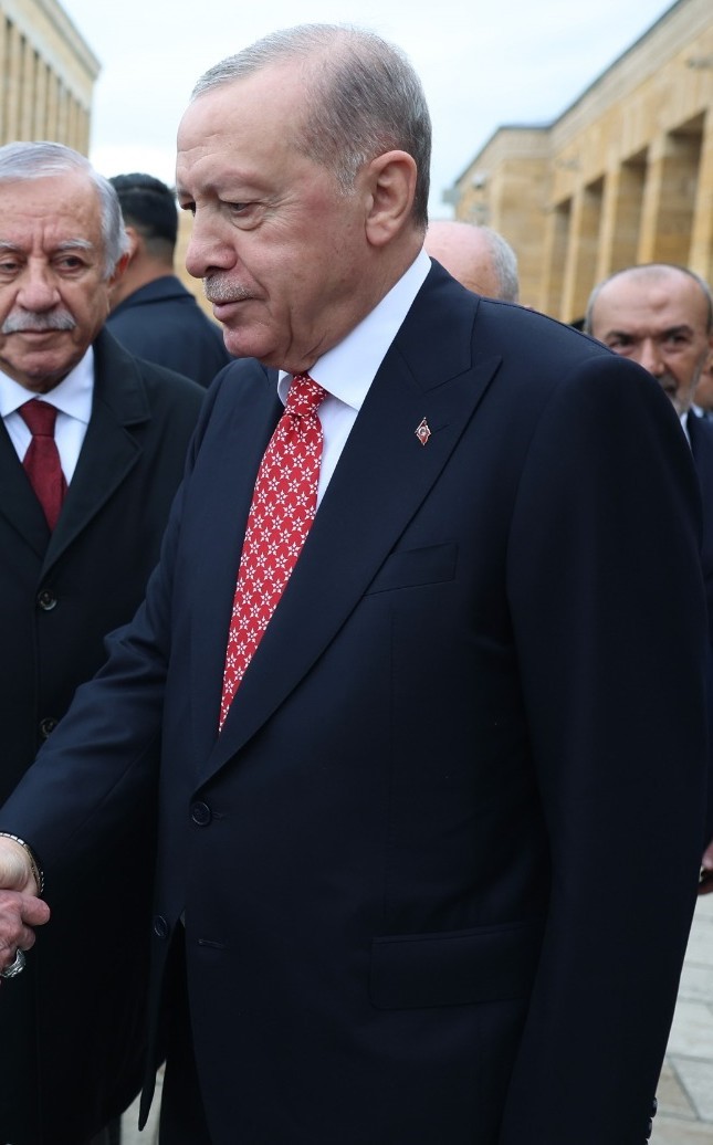 Cumhurbaşkanı Erdoğan’ın Anıtkabir törenindeki kravatında KAAN detayı — görsel 2