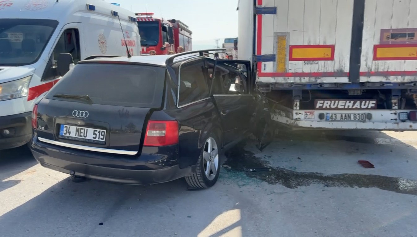 Kütahya’da otomobil tırın dorsesine saplandı: 1 yaralı — görsel 1