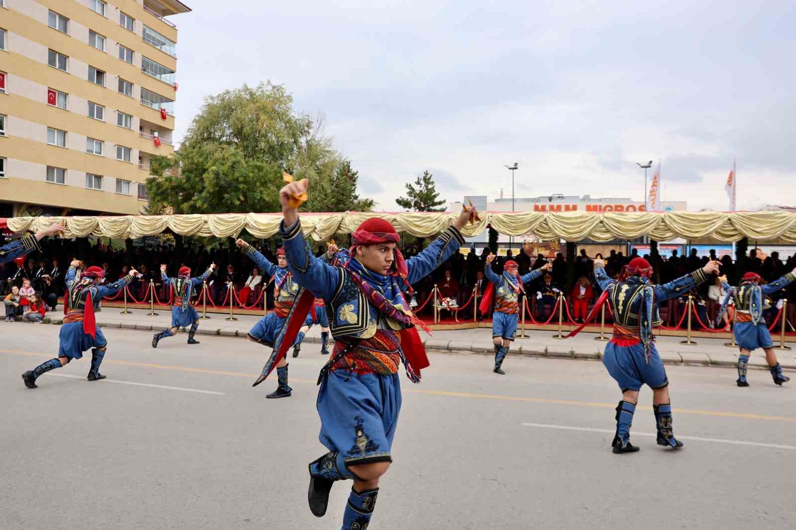 Eskişehir’de Cumhuriyet coşkusu cadde ve sokakları sardı — görsel 5