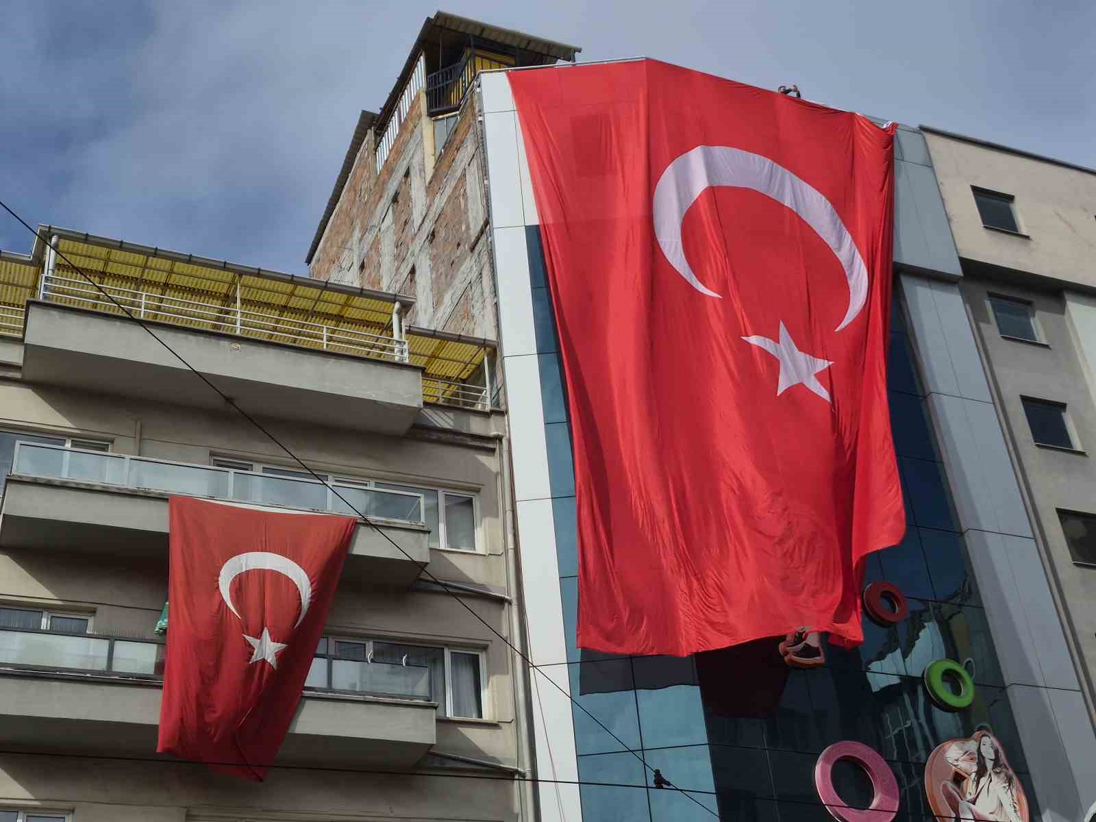 29 Ekim öncesi binalar dev Türk bayraklarıyla donatıldı — görsel 4