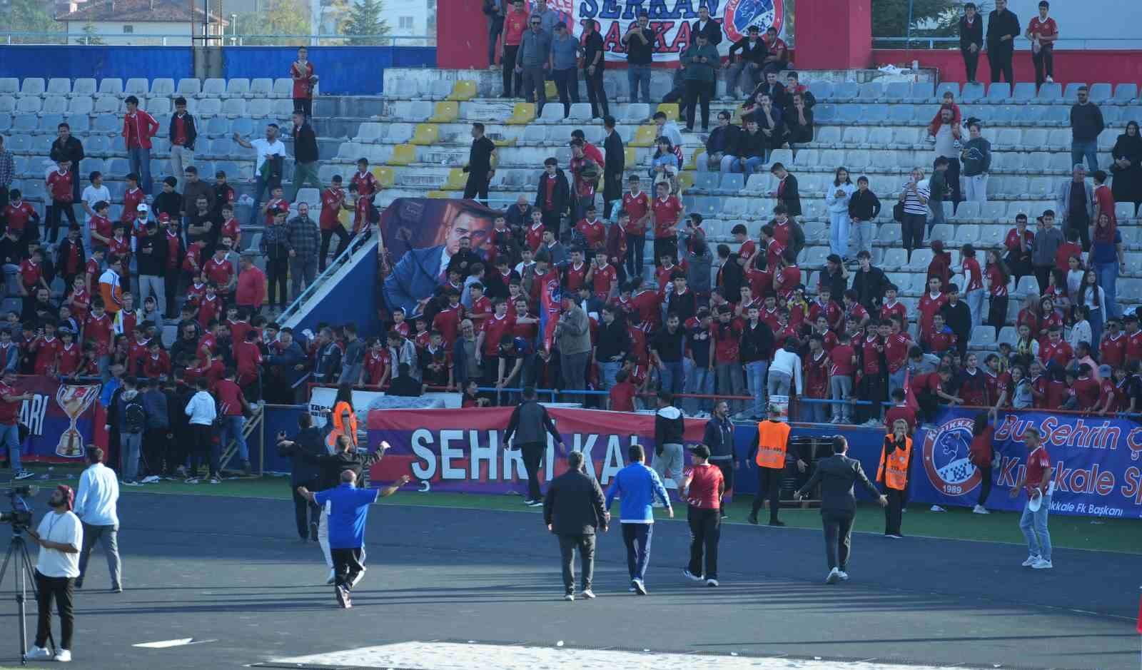 Son dakika golünde saha karıştı: Çocuk taraftarlar maç devam ederken futbolculara koştu — görsel 8