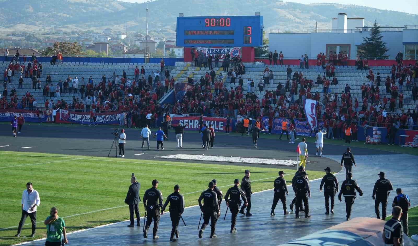 Son dakika golünde saha karıştı: Çocuk taraftarlar maç devam ederken futbolculara koştu — görsel 7