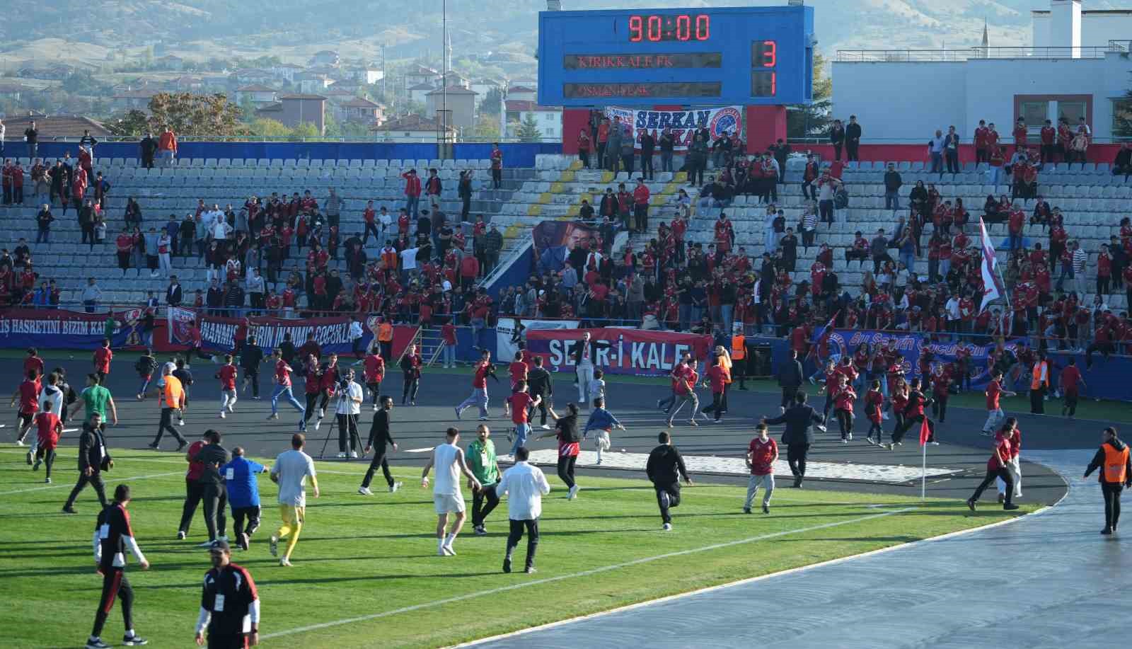 Son dakika golünde saha karıştı: Çocuk taraftarlar maç devam ederken futbolculara koştu — görsel 4