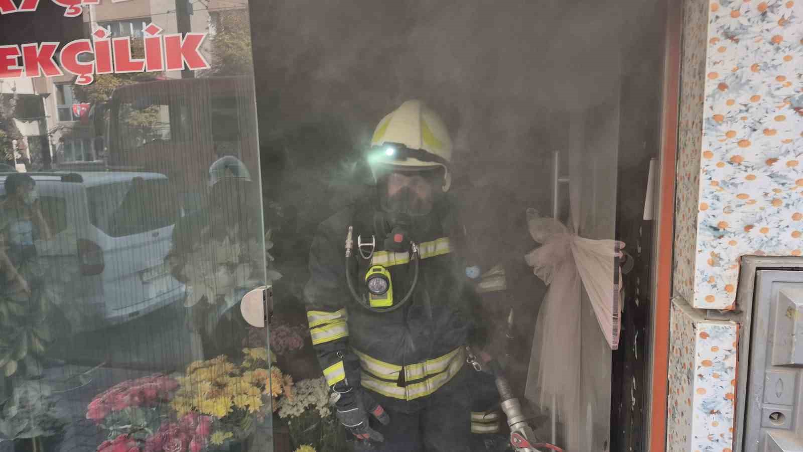 Dükkanında yangın çıkan kadın gözyaşları içinde kaldı: "Bütün mallarım gitti, dükkanım gitti" — görsel 4