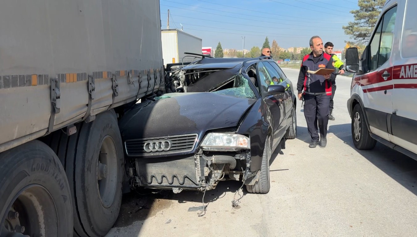 Kütahya’da otomobil tırın dorsesine saplandı: 1 yaralı — görsel 2