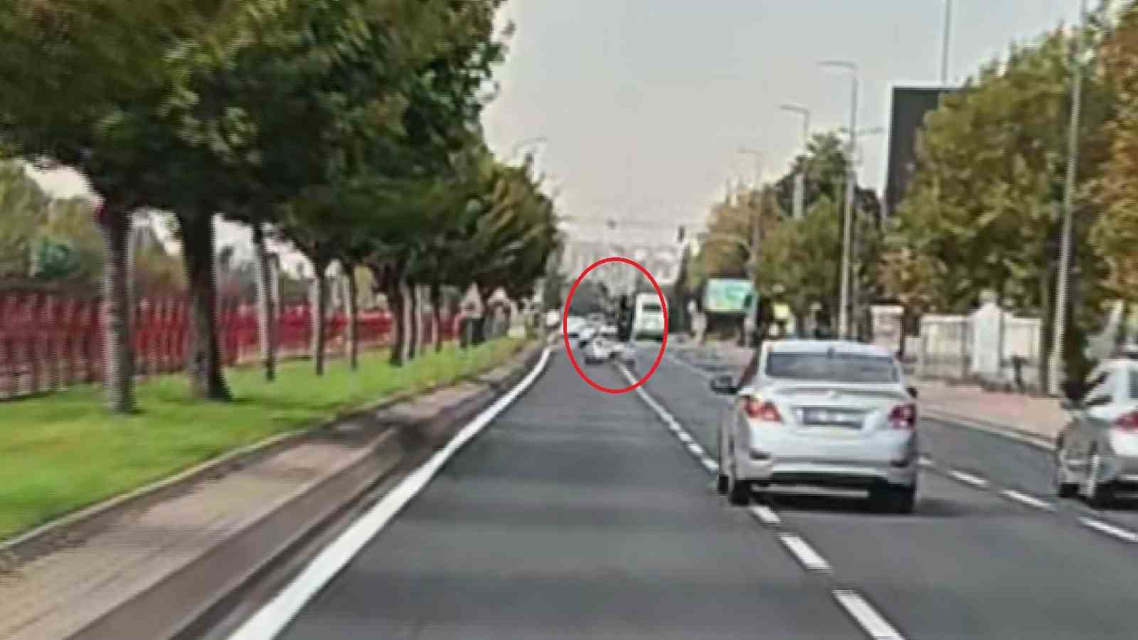 Otomobille çarpışan motosiklet sürücüsü havaya savruldu: 1 yaralı — görsel 1
