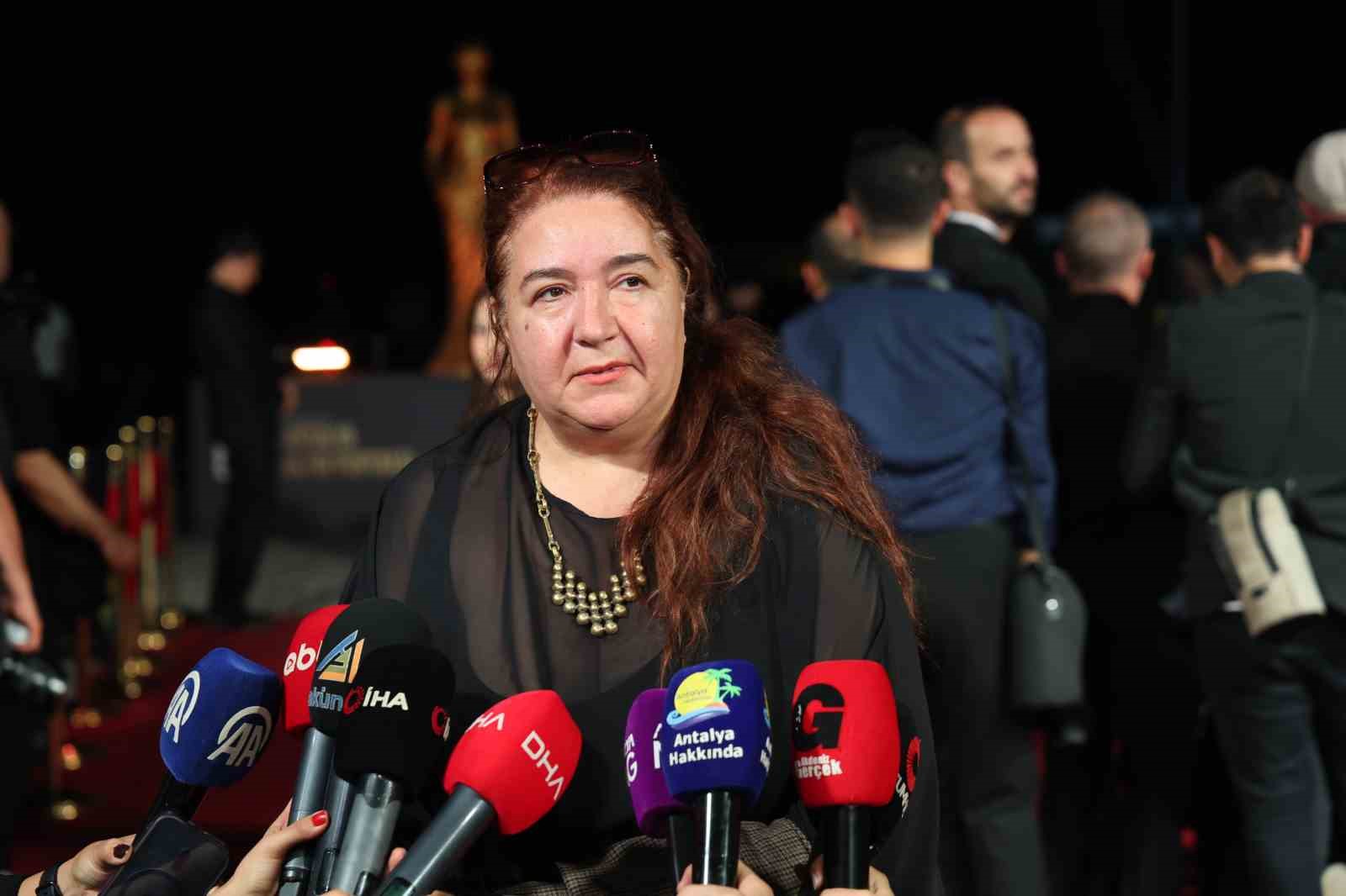 Altın Portakal kırmızı halıda ünlülerin şıklık yarışı — görsel 13