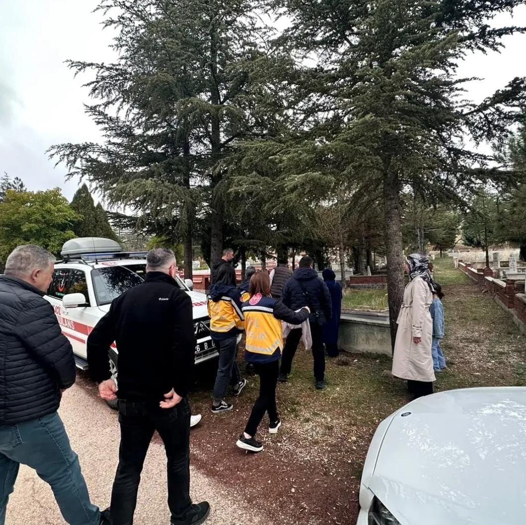Eskişehir’de görev şehidi sağlık çalışanı kabri başında anıldı — görsel 2