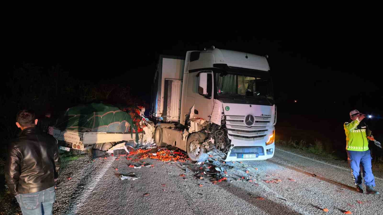 Tır ile kamyonet kafa kafaya çarpıştı: 2 ağır yaralı — görsel 3