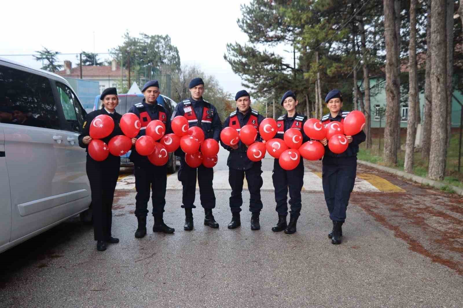 Jandarmadan ilkokula 29 Ekim sürprizi: Miniklerle sınıflar süslendi — görsel 4