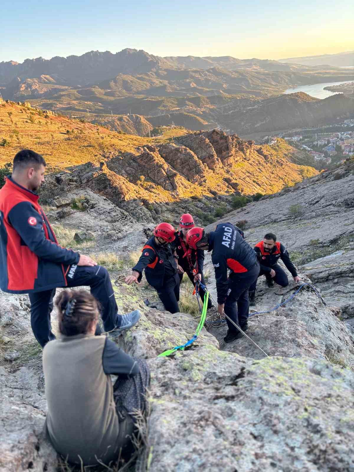 Tunceli’de kayalıklarda mahsur kalan keçileri AFAD kurtardı — görsel 3