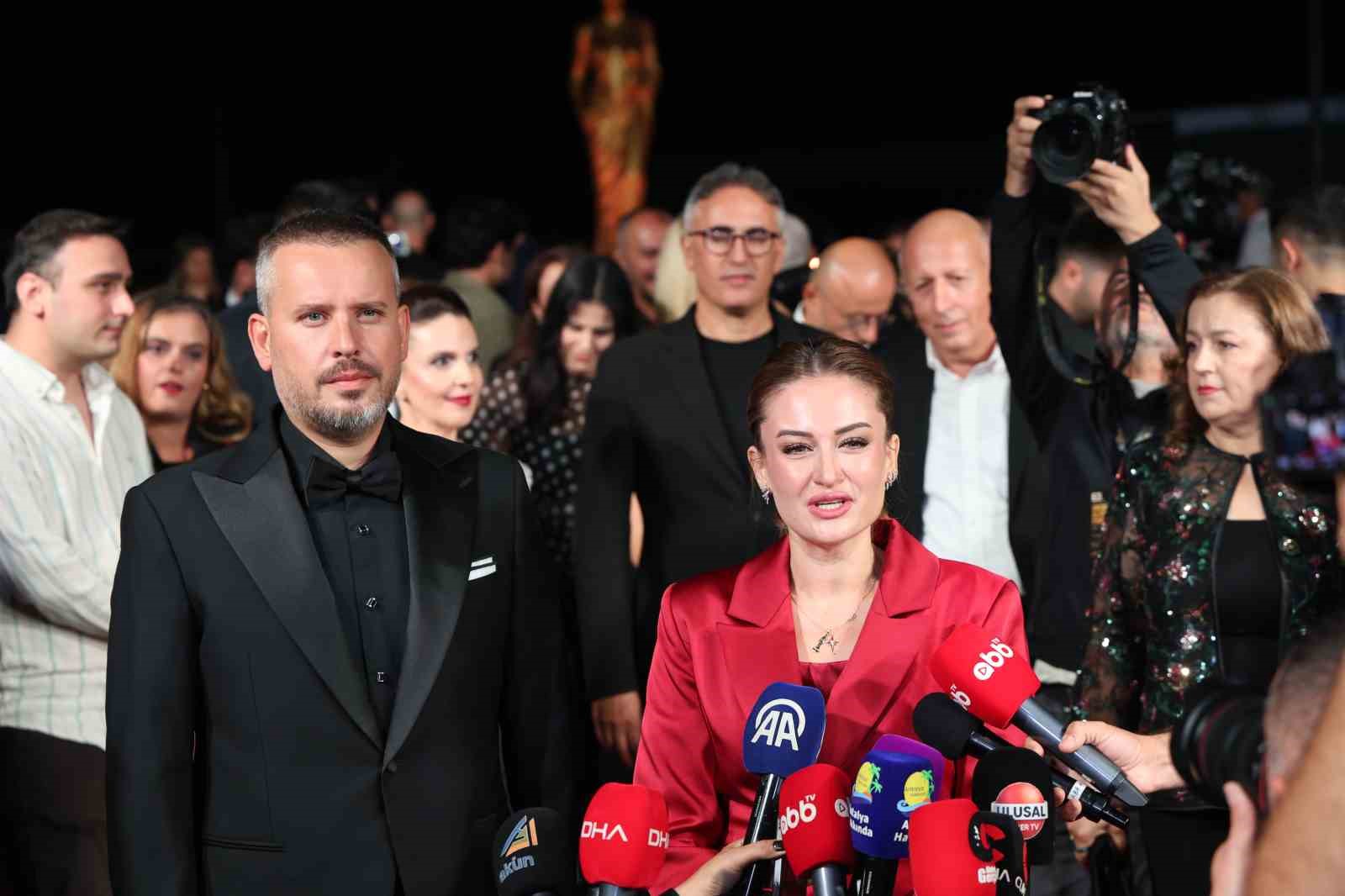 Altın Portakal kırmızı halıda ünlülerin şıklık yarışı — görsel 15