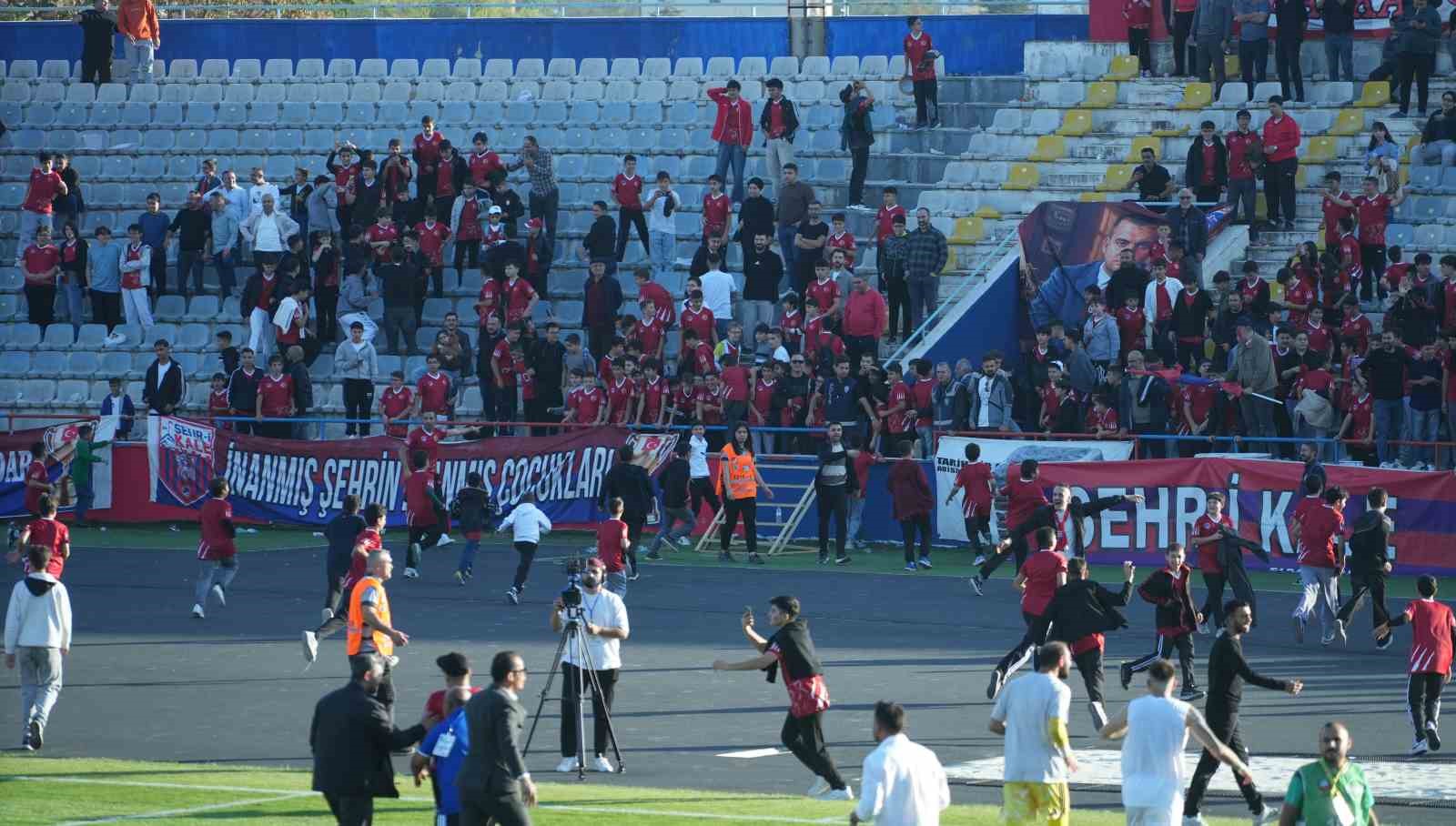 Son dakika golünde saha karıştı: Çocuk taraftarlar maç devam ederken futbolculara koştu — görsel 5