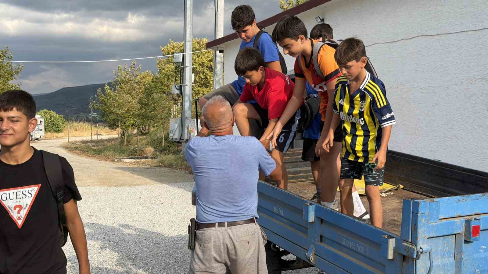 71 yaşında traktörüyle çocukları toplayıp antrenmana taşıyor.. — görsel 3