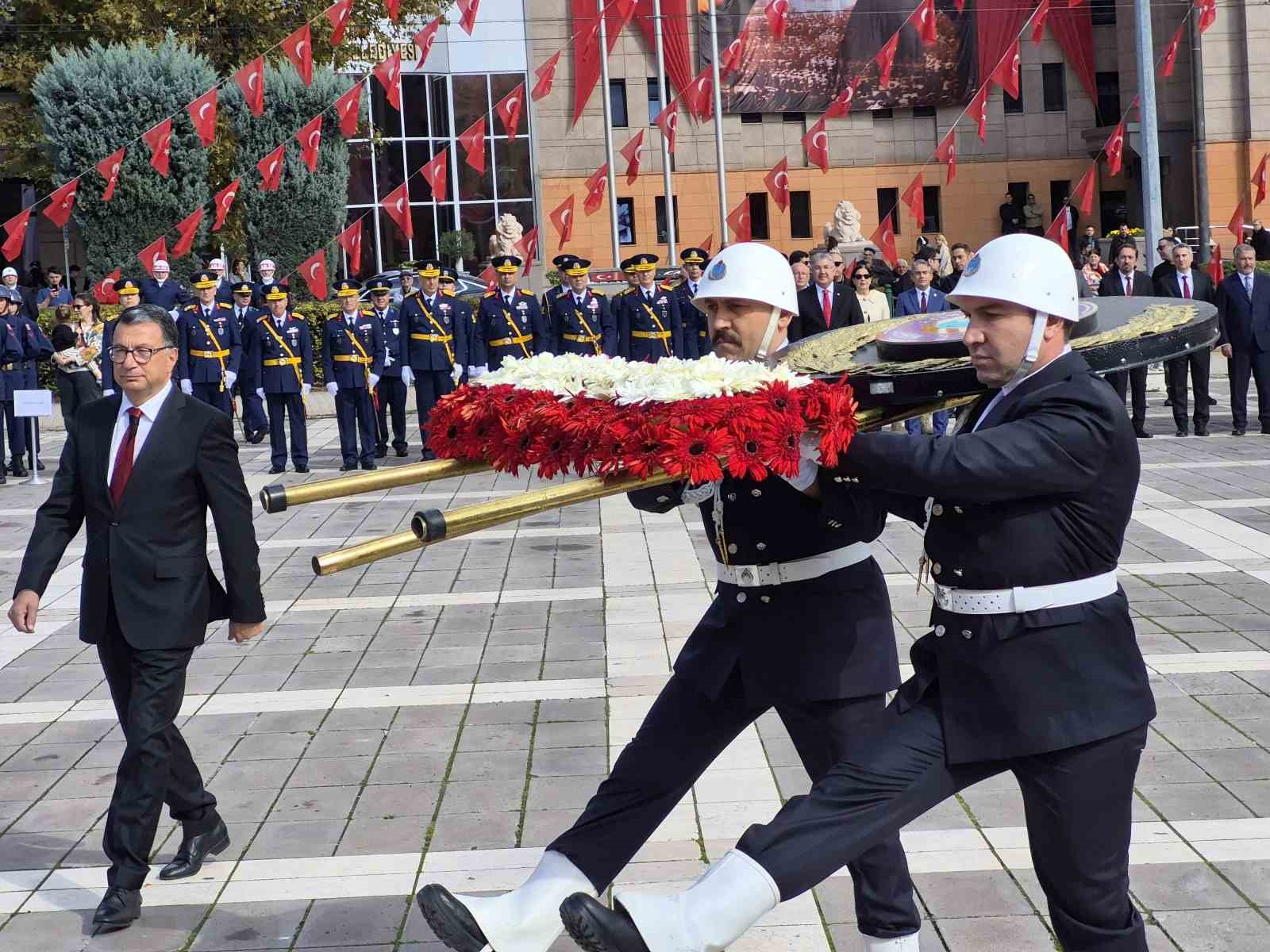 Eskişehir’de 29 Ekim Cumhuriyet Bayramı çelenk sunma töreniyle başladı — görsel 4