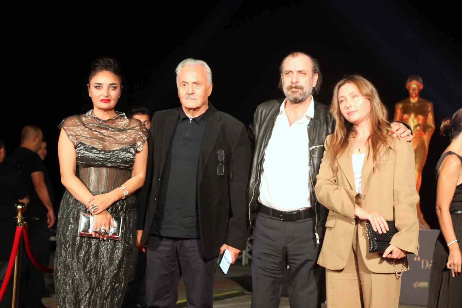 Altın Portakal kırmızı halıda ünlülerin şıklık yarışı — görsel 5