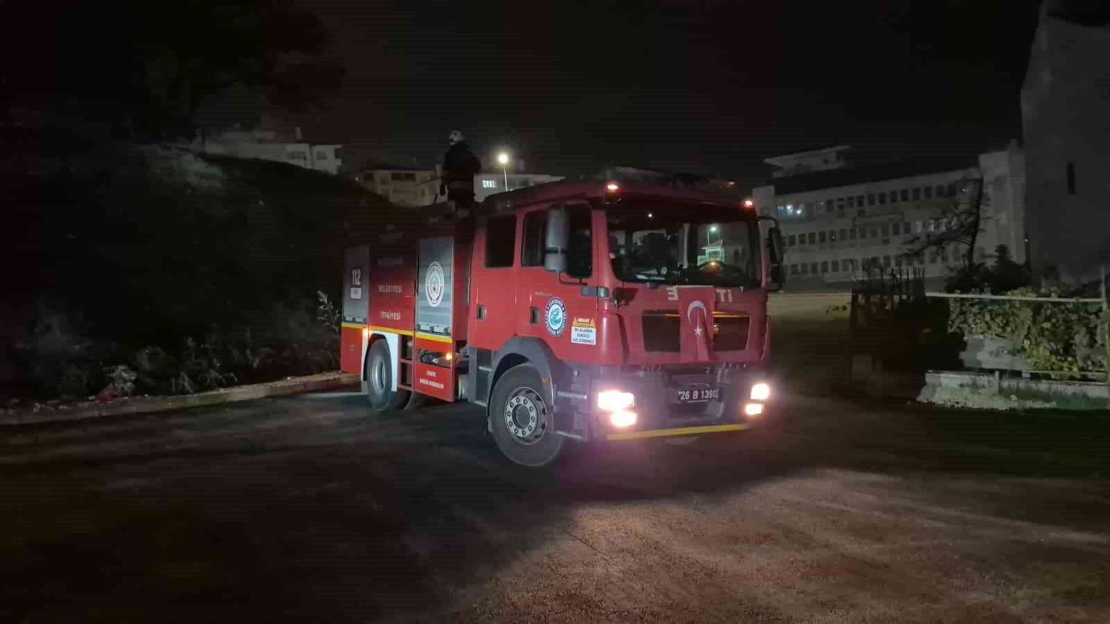 Gençler traktör lastiğini yakarak yangın çıkardı — görsel 2
