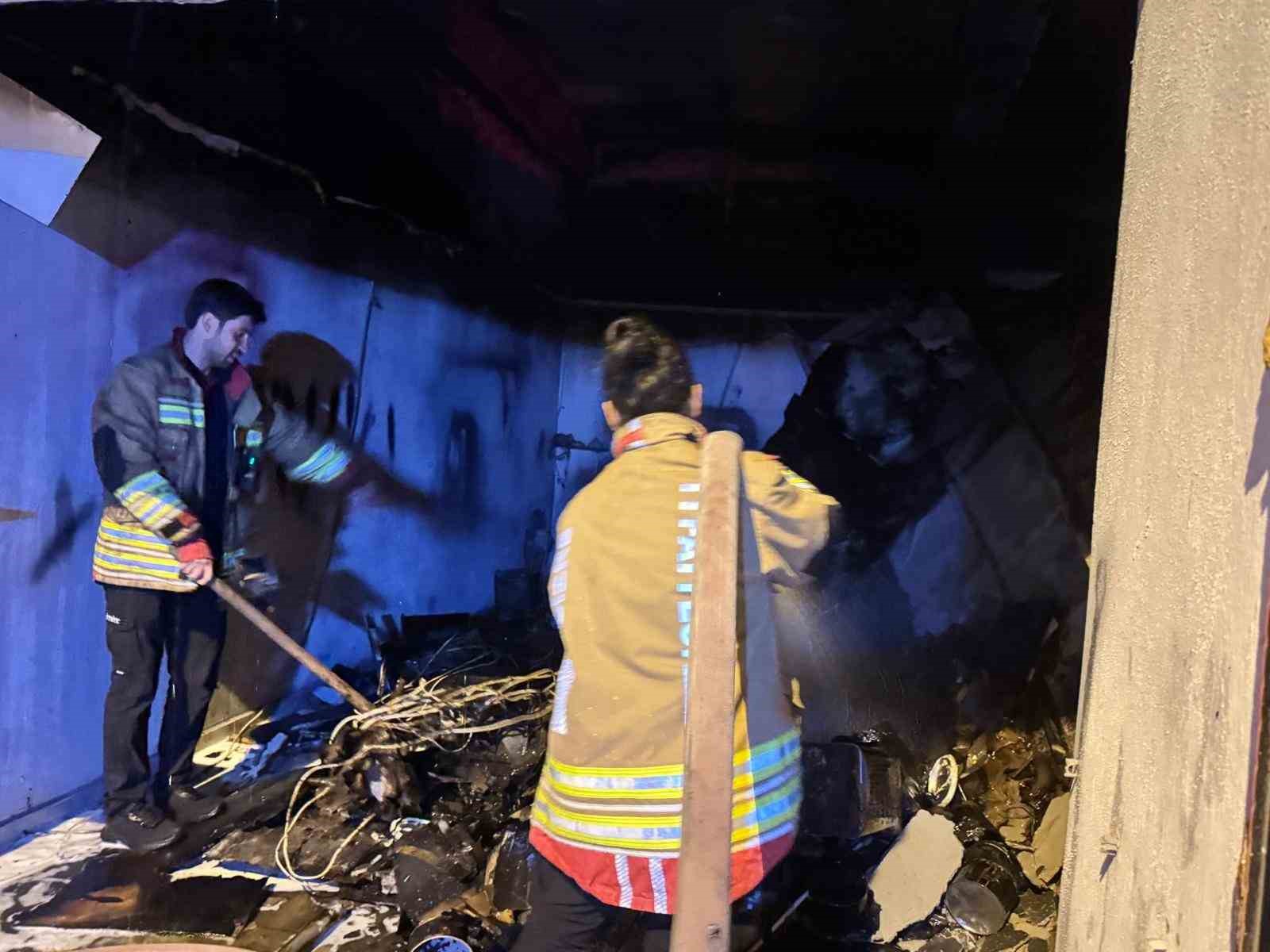 Cizre’de kaporta dükkanında yangın: 4 araç küle döndü — görsel 1
