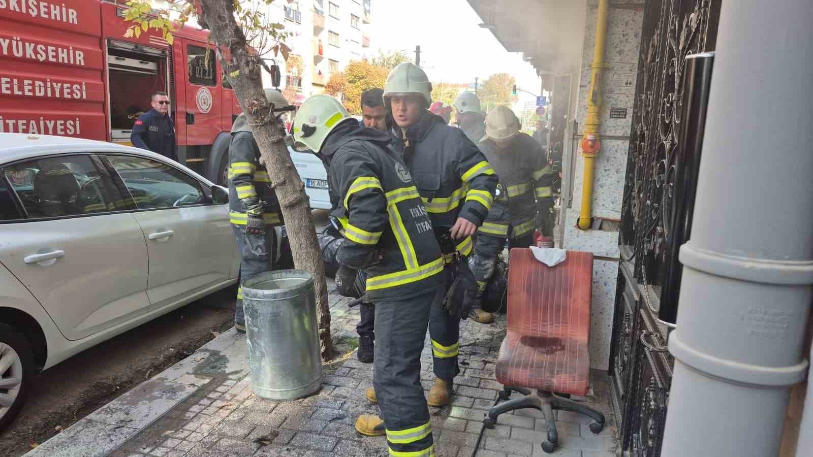 Dükkanında yangın çıkan kadın gözyaşları içinde kaldı: "Bütün mallarım gitti, dükkanım gitti" — görsel 3