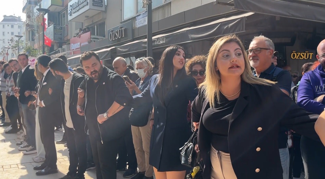 Gazetecilerin eyleminde gazetecilere Yeni Partililerden engel — görsel 1