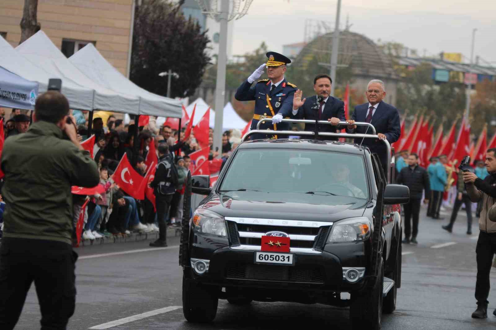 Komandoların gösterisi Cumhuriyet Bayramı kutlamalarına damga vurdu — görsel 2
