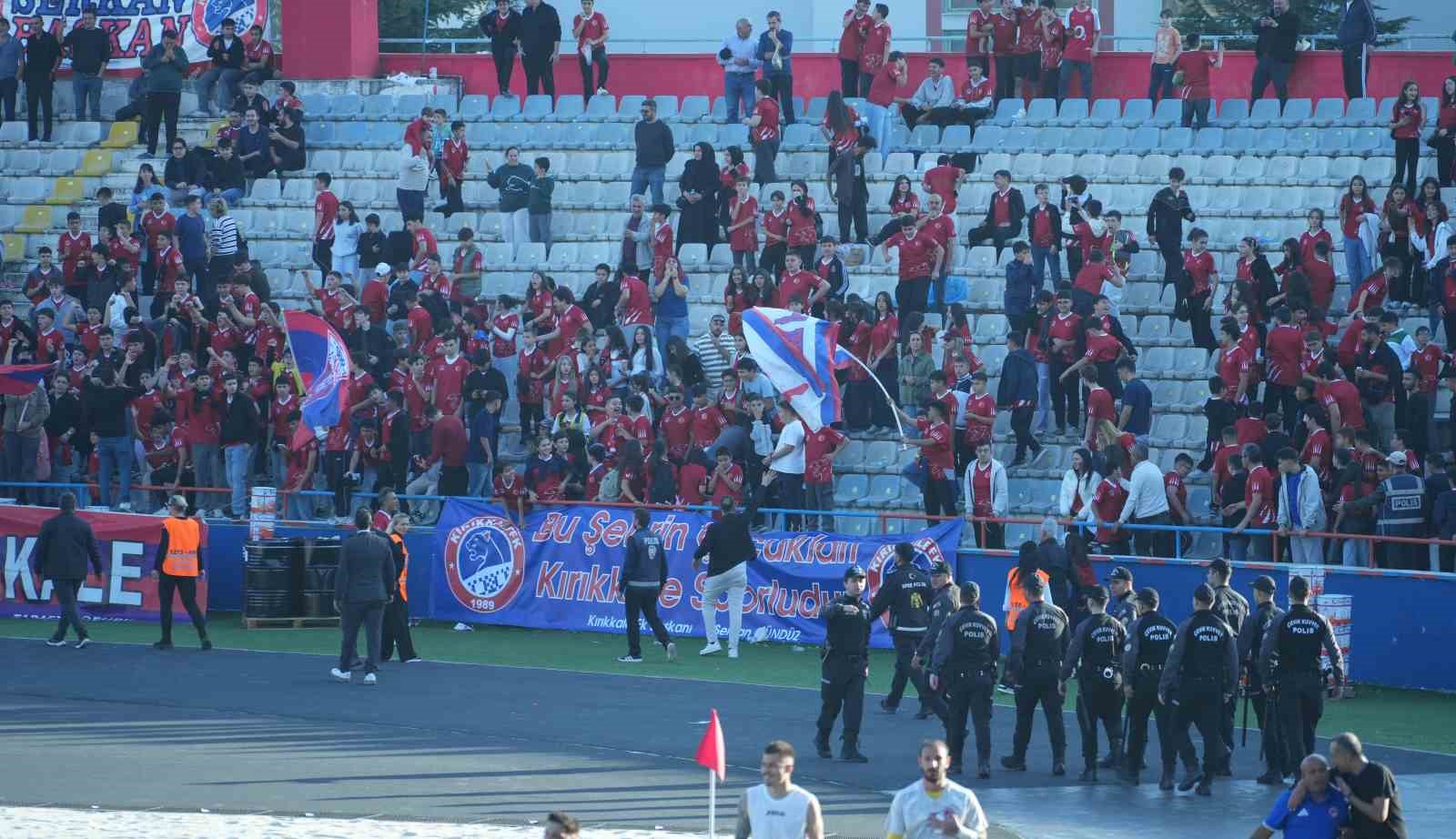 Son dakika golünde saha karıştı: Çocuk taraftarlar maç devam ederken futbolculara koştu — görsel 9