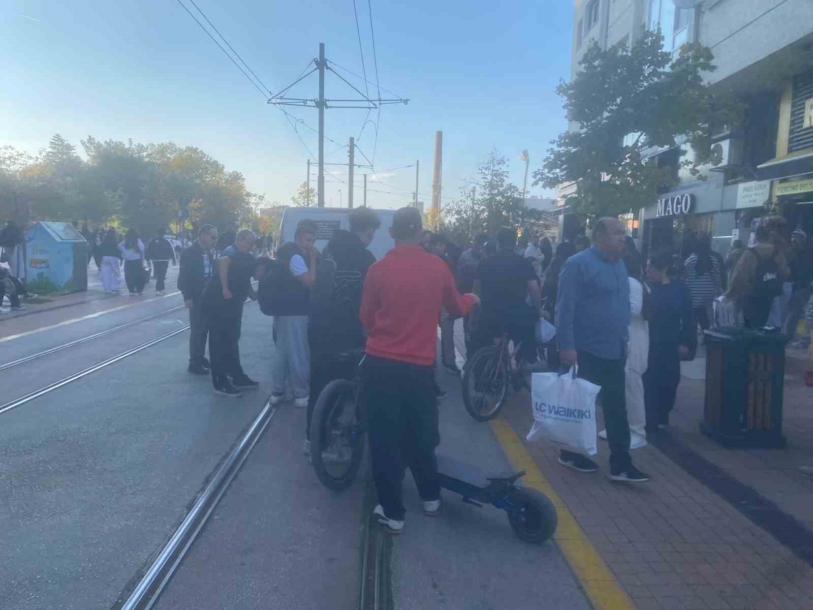 Eskişehir’de scooter ile araç çarpıştı: Çevredeki vatandaşlar yardıma koştu — görsel 3