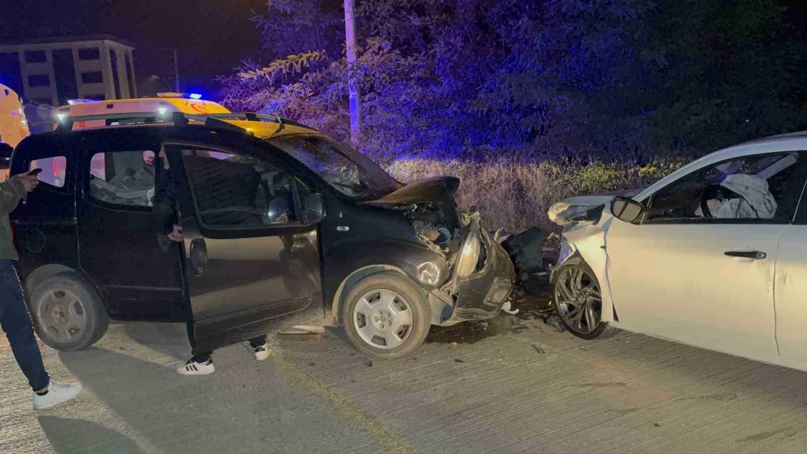 Samsun’da otomobil ile hafif ticari araç çarpıştı: 5 yaralı — görsel 4