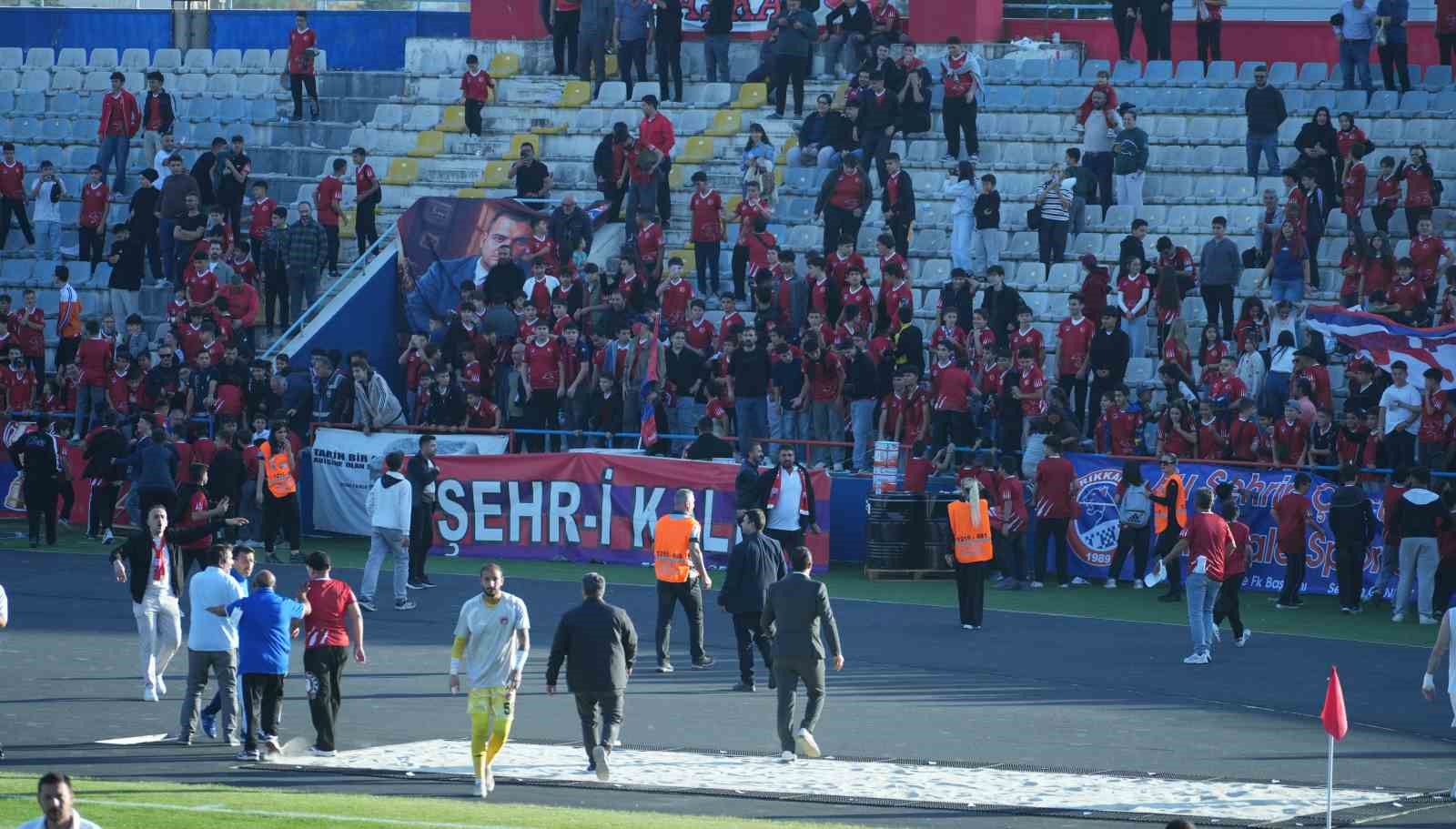 Son dakika golünde saha karıştı: Çocuk taraftarlar maç devam ederken futbolculara koştu — görsel 6