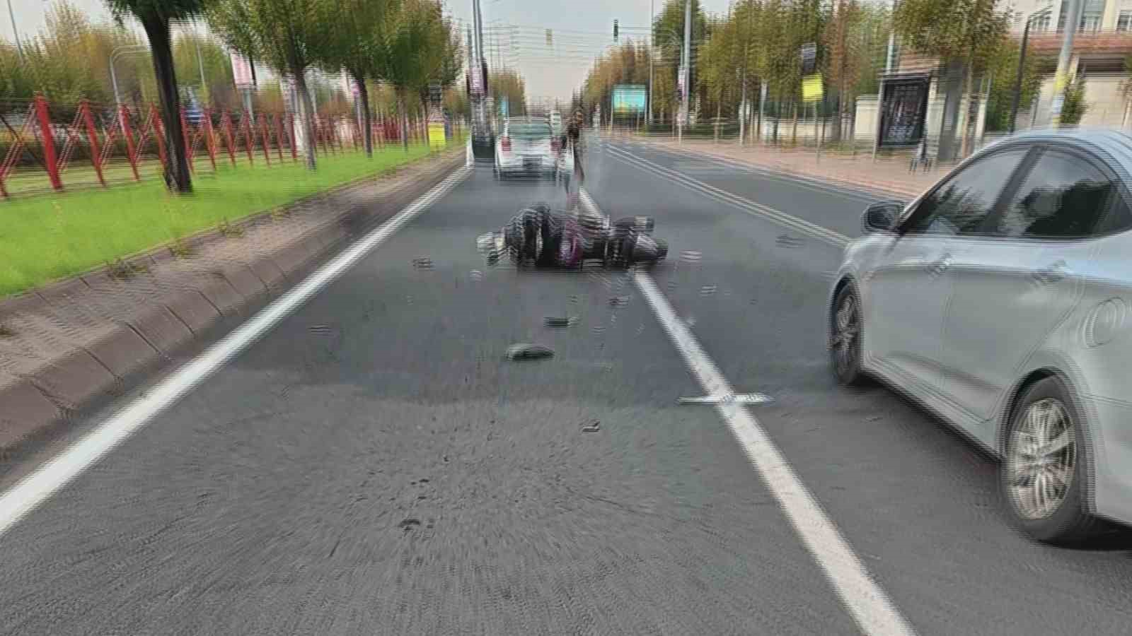 Otomobille çarpışan motosiklet sürücüsü havaya savruldu: 1 yaralı — görsel 3