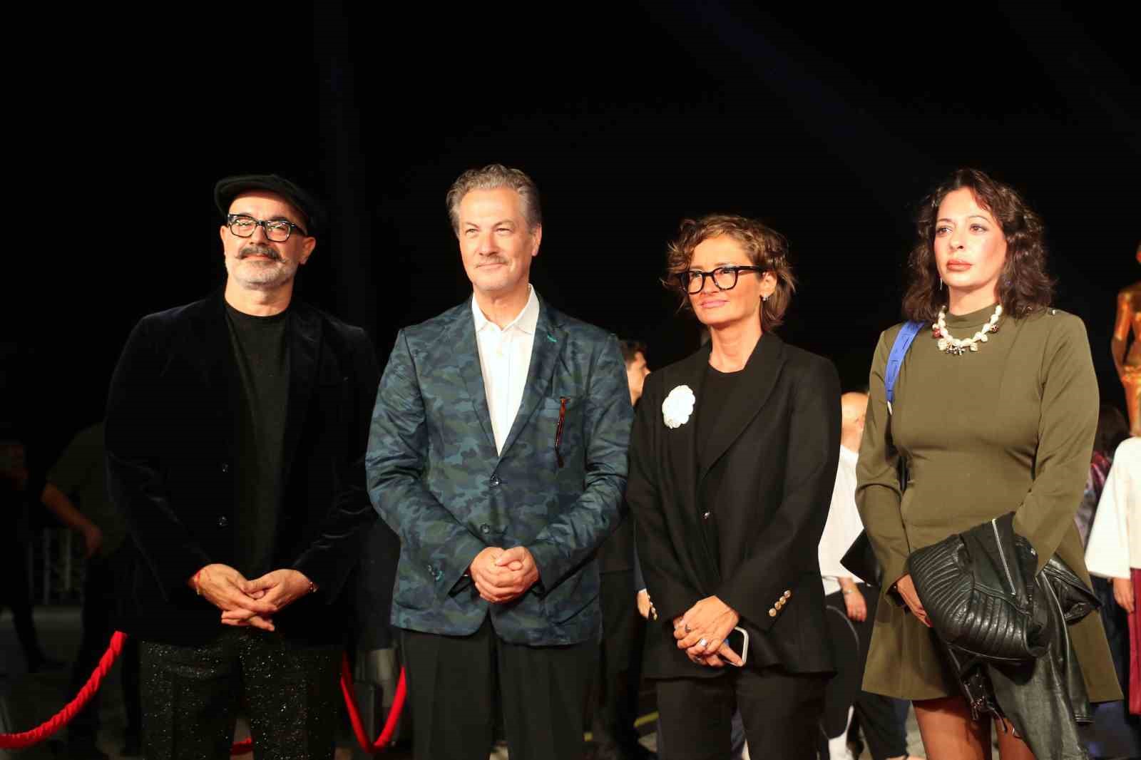 Altın Portakal kırmızı halıda ünlülerin şıklık yarışı — görsel 10