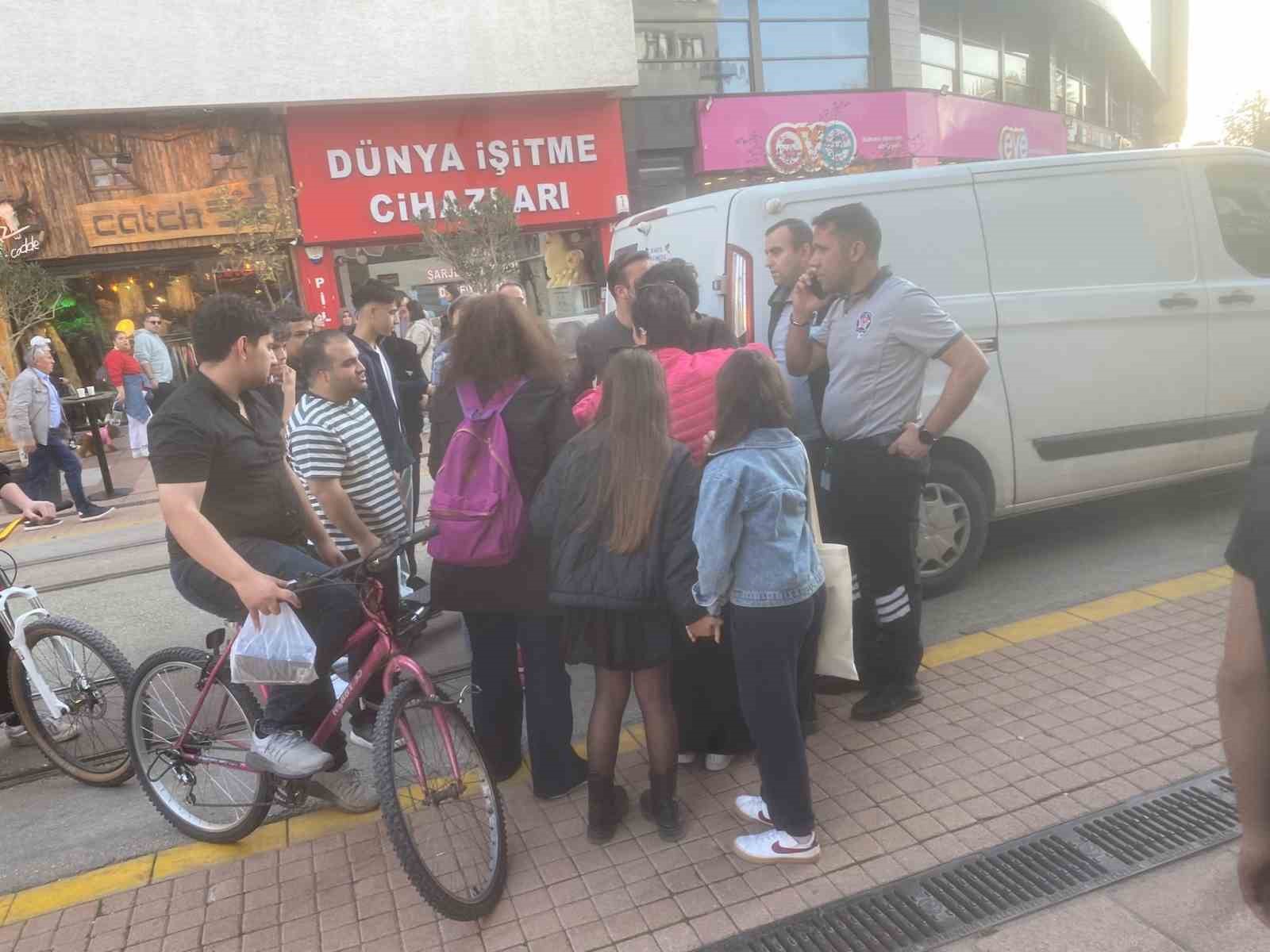 Eskişehir’de scooter ile araç çarpıştı: Çevredeki vatandaşlar yardıma koştu — görsel 4