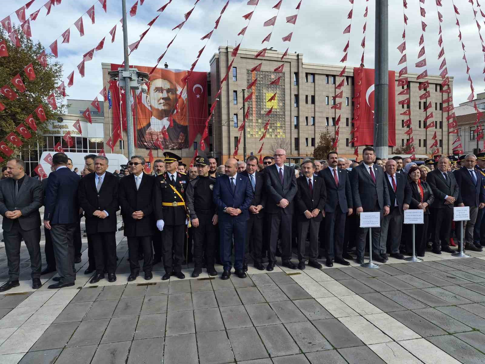 Eskişehir’de 29 Ekim Cumhuriyet Bayramı çelenk sunma töreniyle başladı — görsel 7