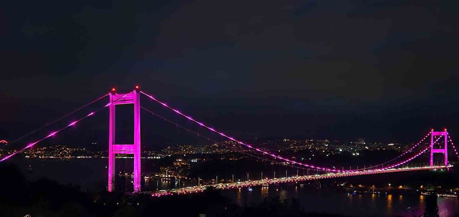 15 Temmuz Şehitler Köprüsü pembe renge büründü — görsel 2