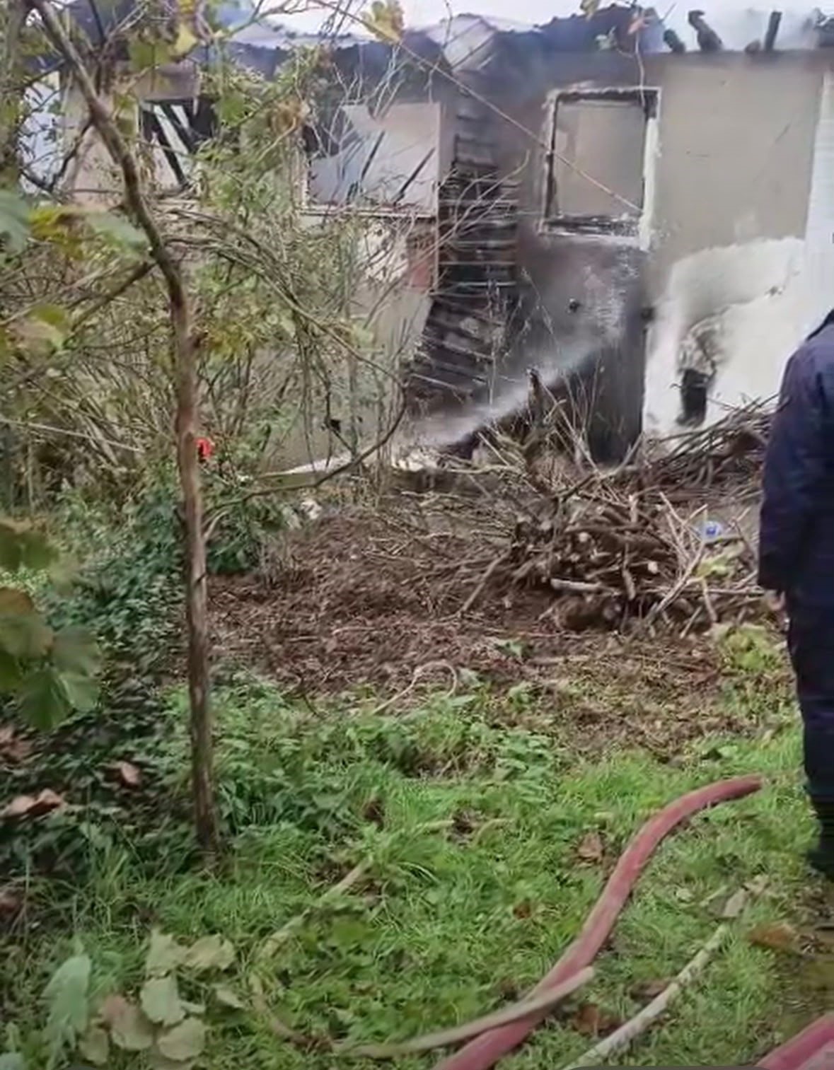 Uykusunda tek katlı evi küle döndü, camdan atlayarak canını kurtardı — görsel 4