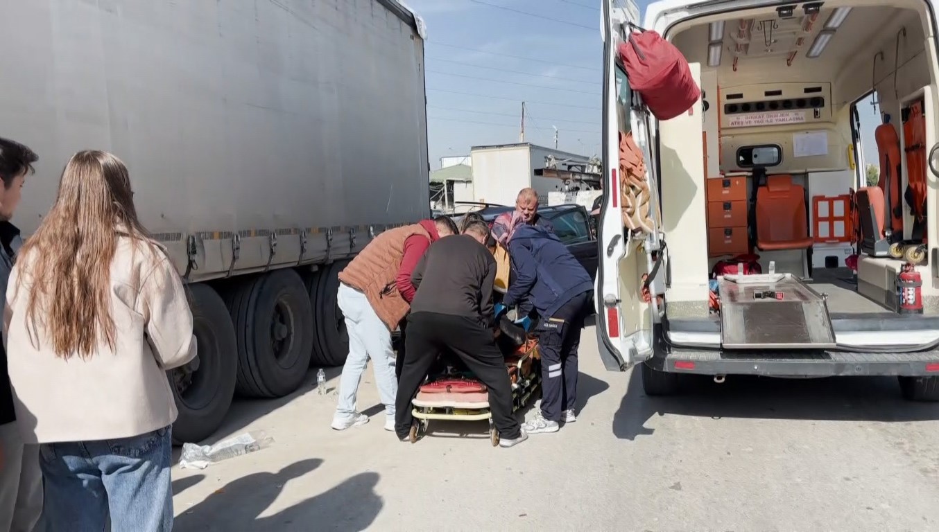 Kütahya’da otomobil tırın dorsesine saplandı: 1 yaralı — görsel 4