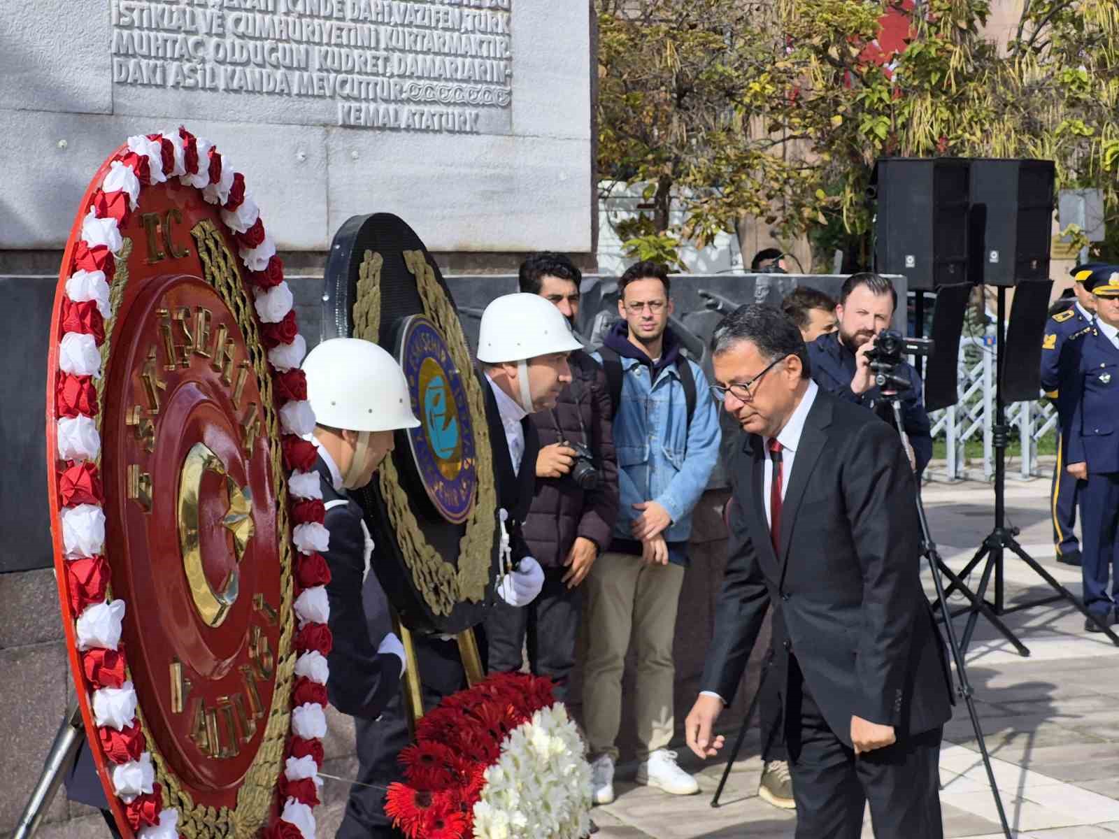 Eskişehir’de 29 Ekim Cumhuriyet Bayramı çelenk sunma töreniyle başladı — görsel 2