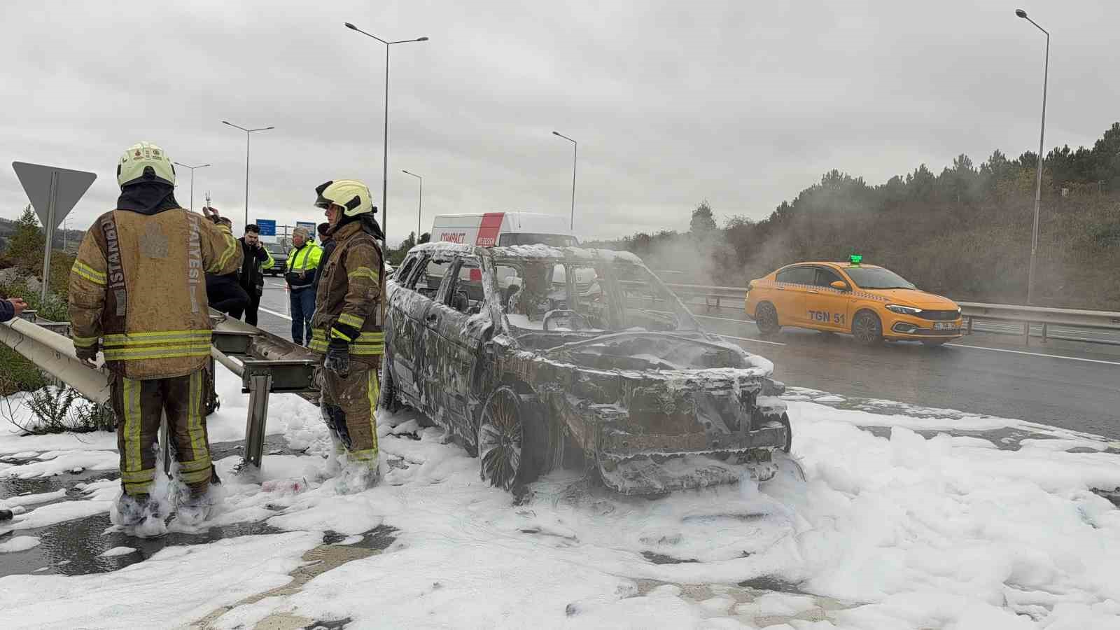 Havalimanı yolunda lüks otomobil alev topuna döndü — görsel 10