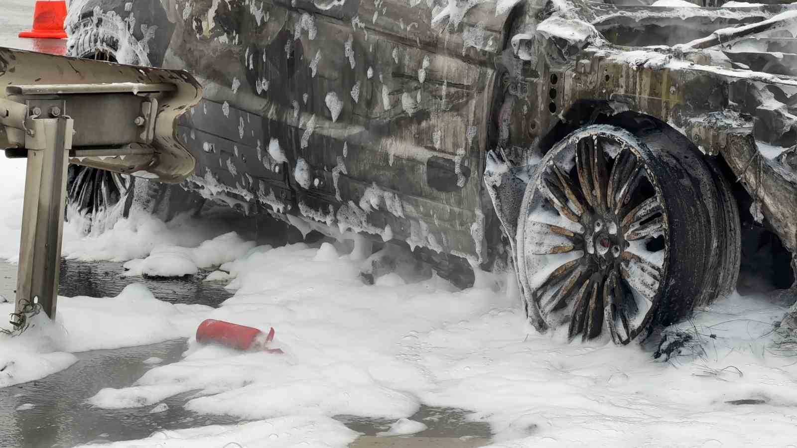 Havalimanı yolunda lüks otomobil alev topuna döndü — görsel 3