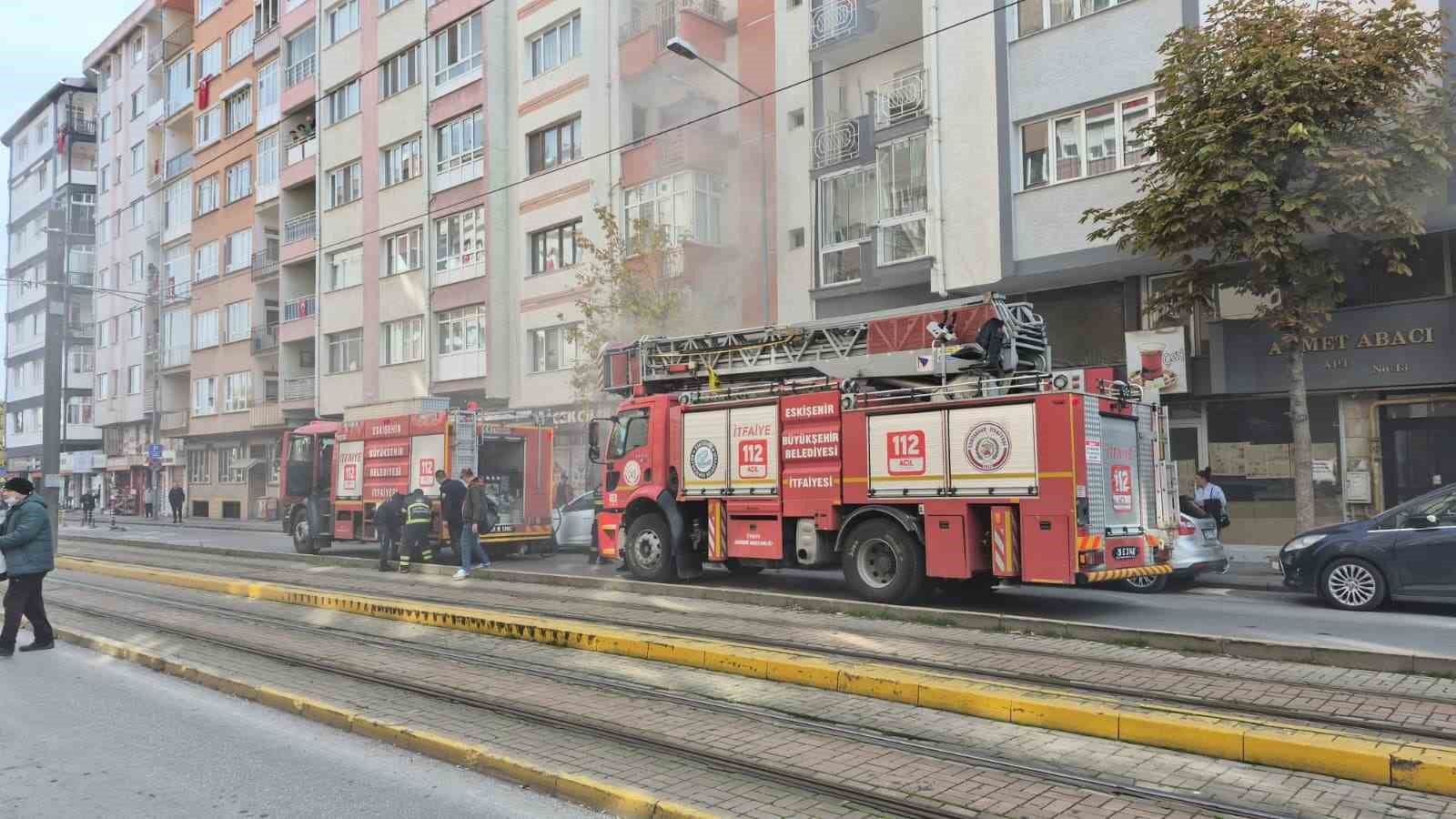 Dükkanında yangın çıkan kadın gözyaşları içinde kaldı: "Bütün mallarım gitti, dükkanım gitti" — görsel 6