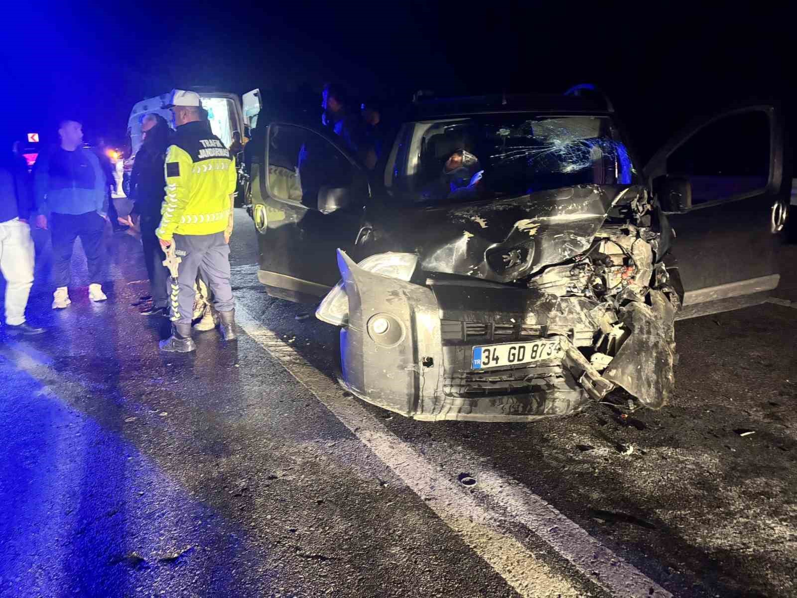 Düzce’de iki araç kafa kafaya çarpıştı: 5 yaralı — görsel 2